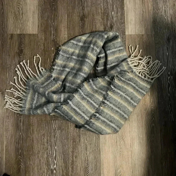 American Eagle Outfitters Accessories - American Eagle Blanket Scarf